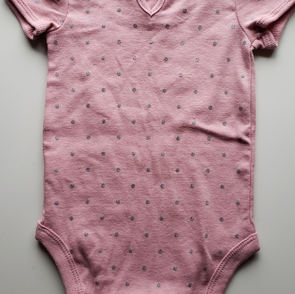 Four onsies & one pair of shorts w. hearts. 0-3 mo - Picture 3 of 9